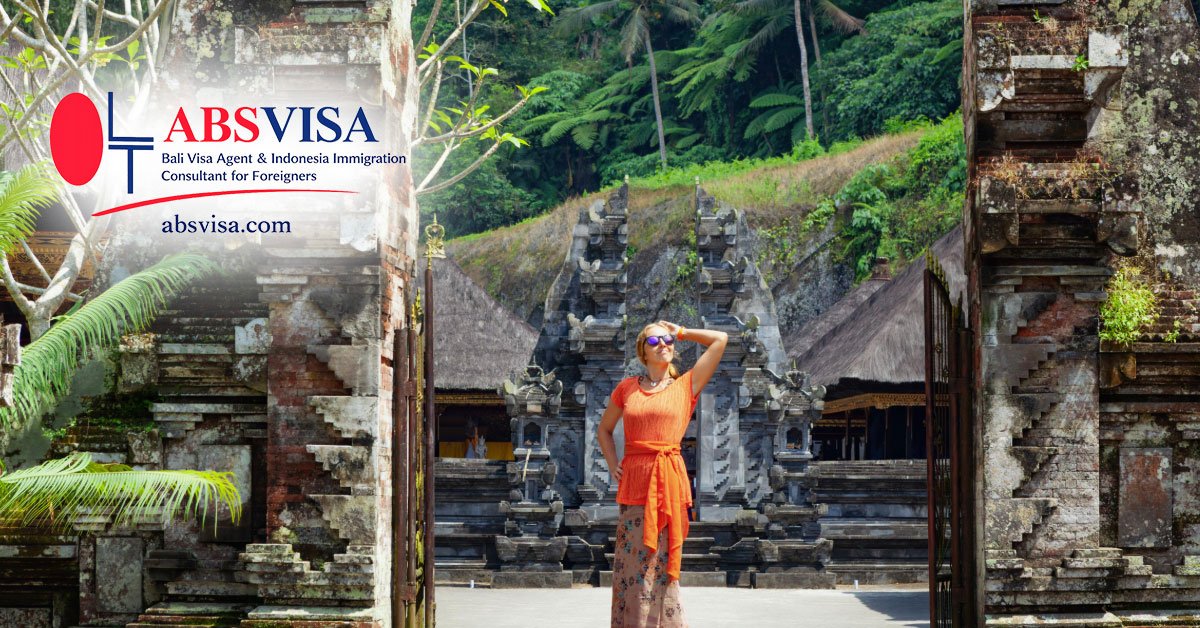 Bali temple etiquette with sarong and sash, modest dress, and respectful behavior during ceremonies