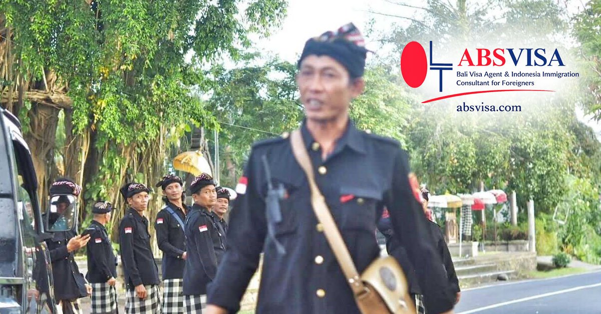 Cultural do's and don'ts in Bali showing respectful behavior, temple etiquette, and awareness of local customs